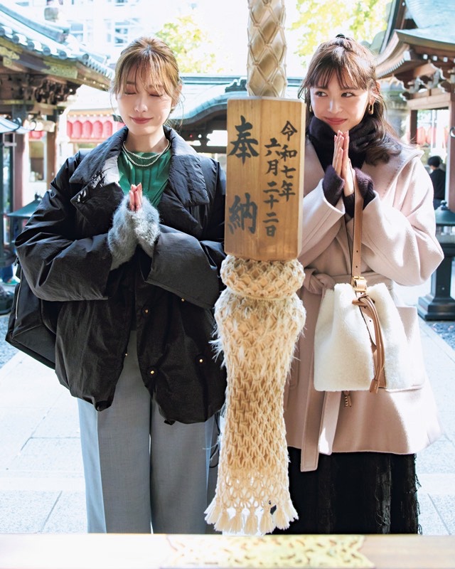 ダウンジャケット×グリーンニット×ワイドパンツ