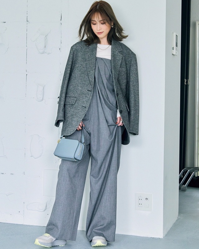 グレージャケット×グレーオールインワン×スニーカー