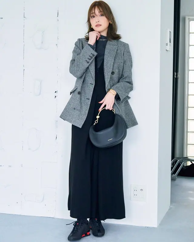 グレージャケット×オールインワン×スニーカー