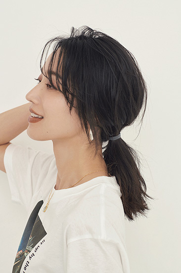 後れ毛のある低めのポニーテール姿の写真　横顔