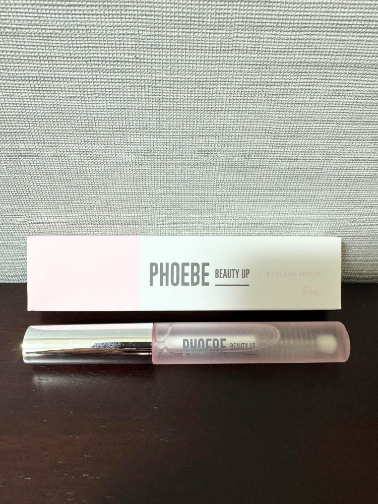 まつ毛美容液のパッケージと本体の写真