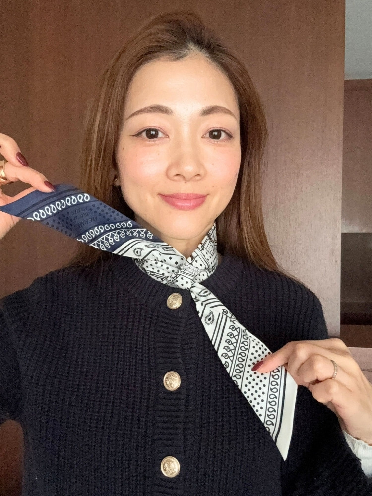 ツイリーを首で結んだ写真