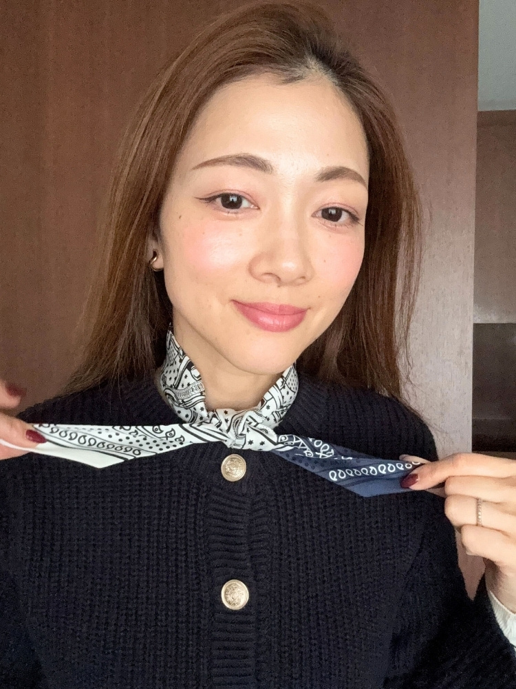 ツイリーをもう一度首で結んだ写真