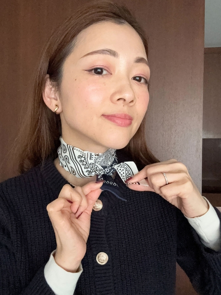 結んで結び目の先を手に持った写真