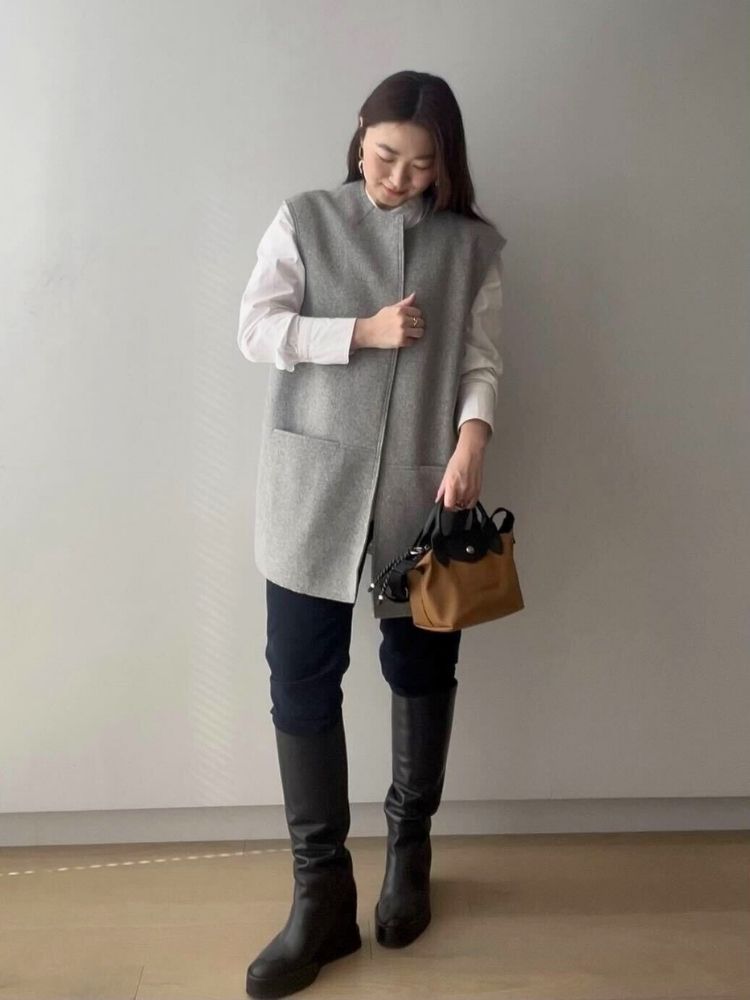 ソフトベストを着用したパンツコーデの写真