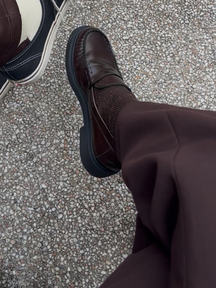 ローファーを履いた足元の写真