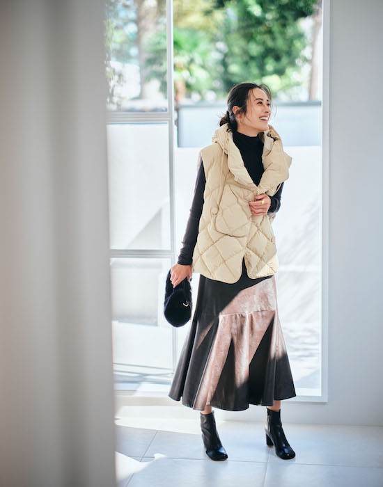 白ダウンベスト×黒ニット×茶色マーメイドスカート