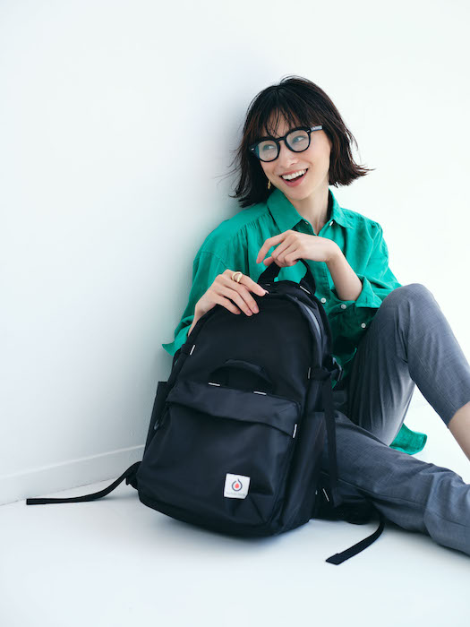 グリーンシャツ×グレーテーパードパンツ×黒リュックコーデ