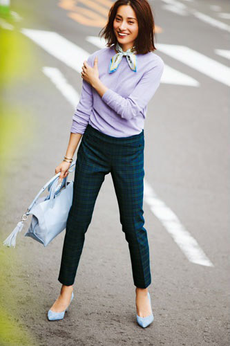 ラベンダー色のニットにチェック柄のスリムパンツをあわせたモデル写真