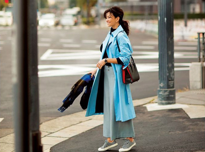 ネイビーのニットとグレーのワイドパンツにクリアブルーのロングコートをはおったモデル写真