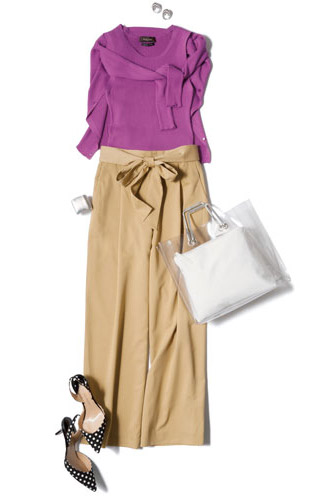 鮮やかな紫のノースリーブニットに同色のカーディガンを肩にかけ、ベージュパンツをあわせたコーデ写真