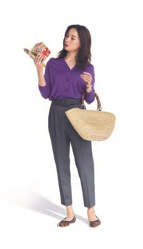 濃い紫のカーディガンに暗いグレーのタックパンツをあわせたモデル写真