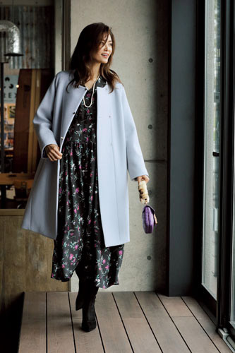 黒地に花柄のマキシワンピースに淡い水色のロングコートをはおったモデル写真