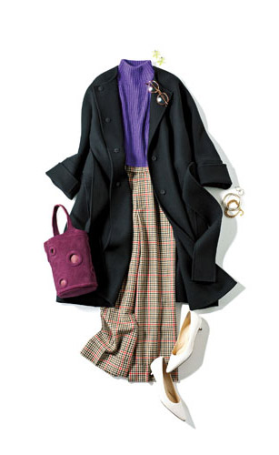 鮮やかな紫のニットとベージュ地のチェック柄ワイドパンツに黒コートをはおったコーデ写真