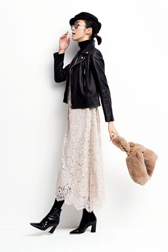 黒キャスケット×黒ジャケット×黒タートルネック×白レーススカート