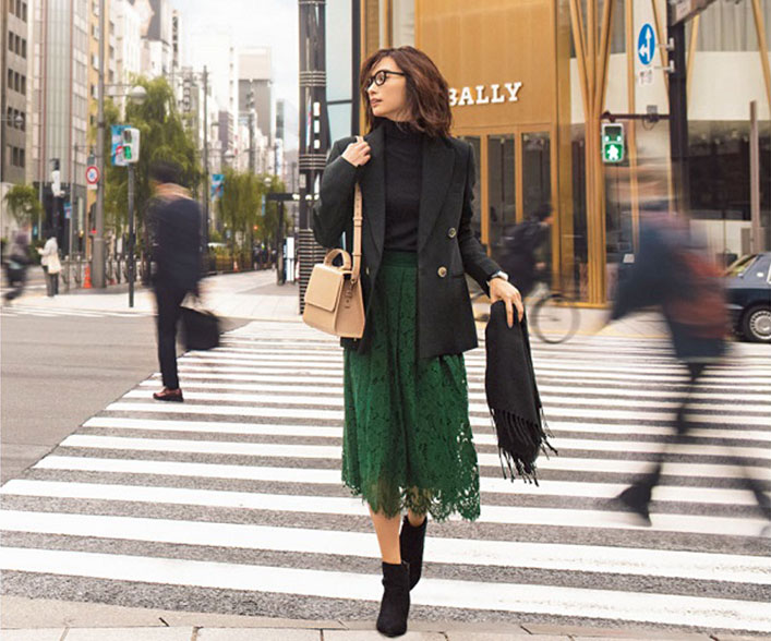 黒ジャケット×黒タートルネック×緑スカート