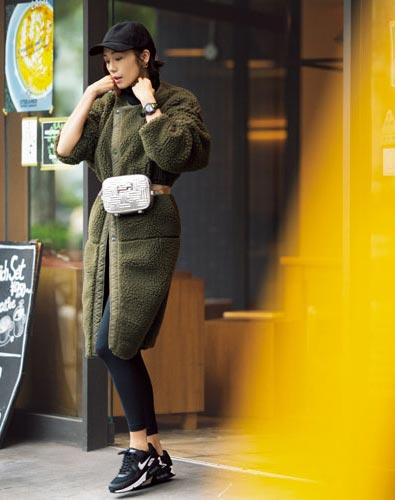 黒キャップ×カーキコート×黒タートルネック×黒スパッツ