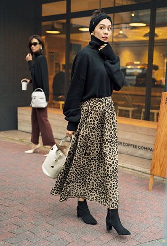 黒タートルネック×レオパード柄スカート