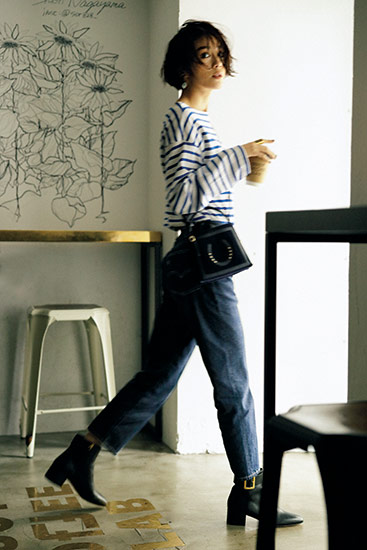 姿勢やスタイルがいい女性