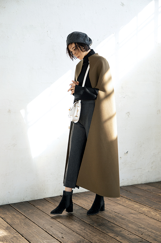 ベージュコート×黒タートルネック×グレーパンツ×グレーベレー帽