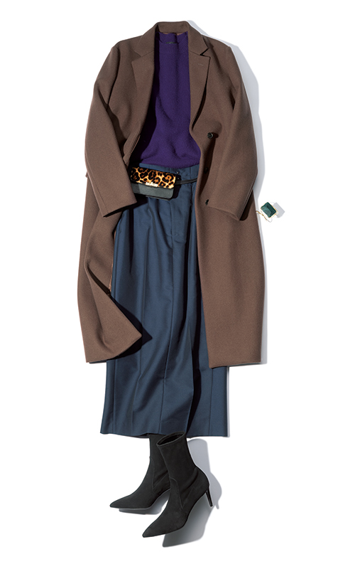 暗い紫のニットと黒のロングタイトスカートに茶色のコートをはおったコーデ写真