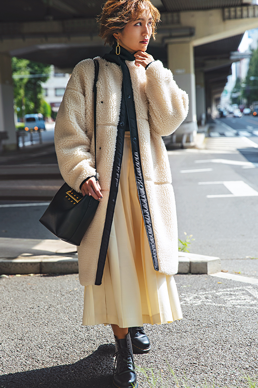 白ロングコート×黒タートルネック×白プリーツスカート