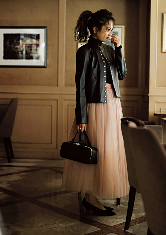 黒ジャケット×黒タートルネック×ピンクチュールスカート