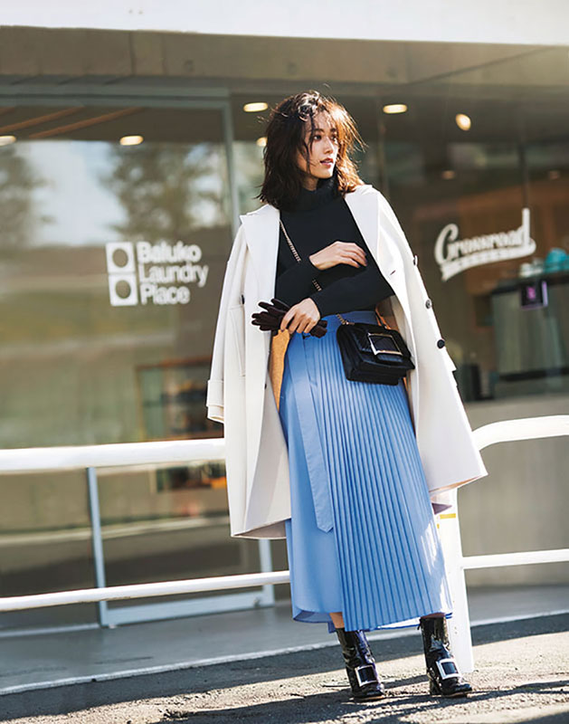 白コート×黒タートルネック×水色プリーツスカート