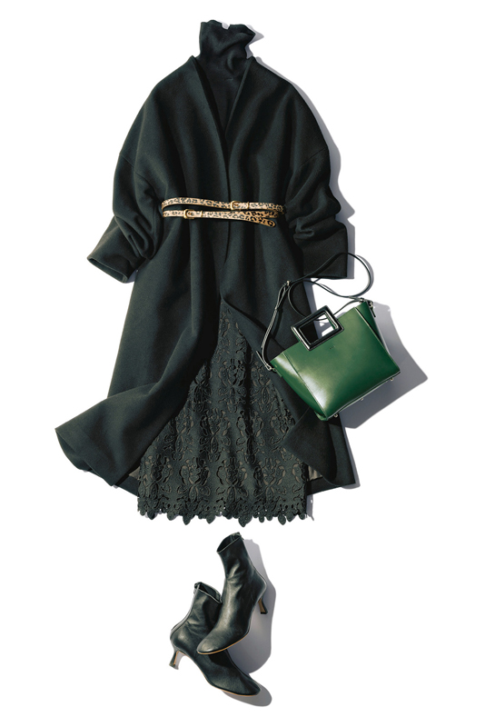 黒コート×黒タートルネック×黒レーススカート