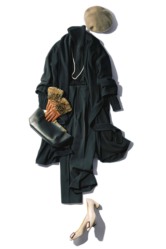 黒コート×黒タートルネック×黒パンツ