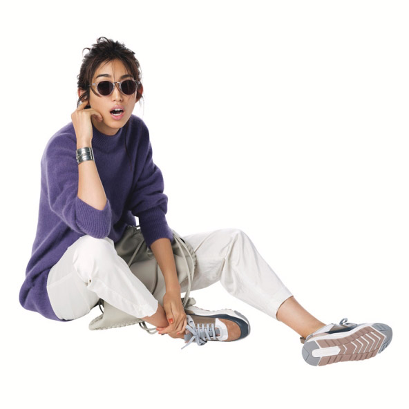 暗めの紫のモヘアニットに白パンツをあわせたモデル写真