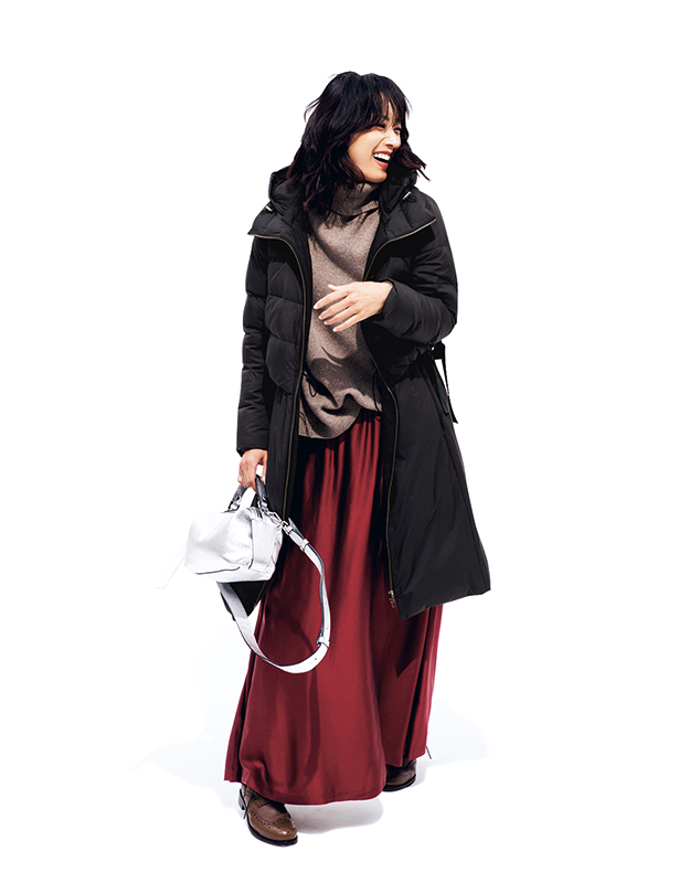 ベージュニット×赤スカート×黒ダウンコート