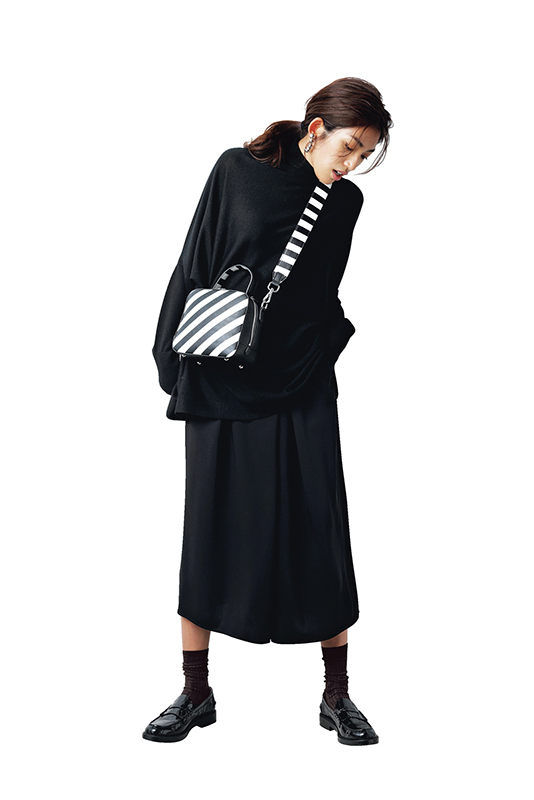 黒タートルネック×黒ガウチョパンツ