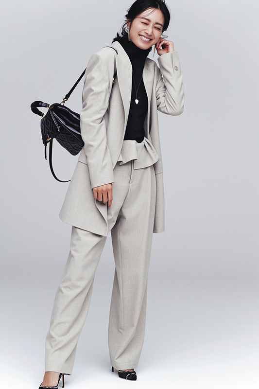 黒タートルネック×ベージュジャケット×ベージュワイドパンツ