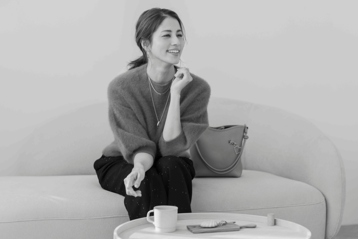 ニット×パンツコーデの永島優美さんの写真