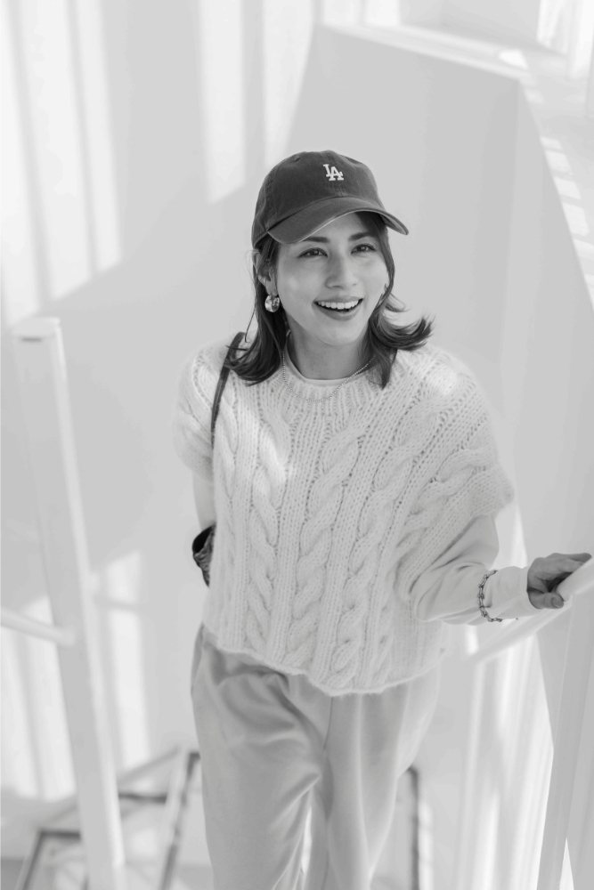 キャップ×ニット×スウェットパンツコーデの永島さんの写真