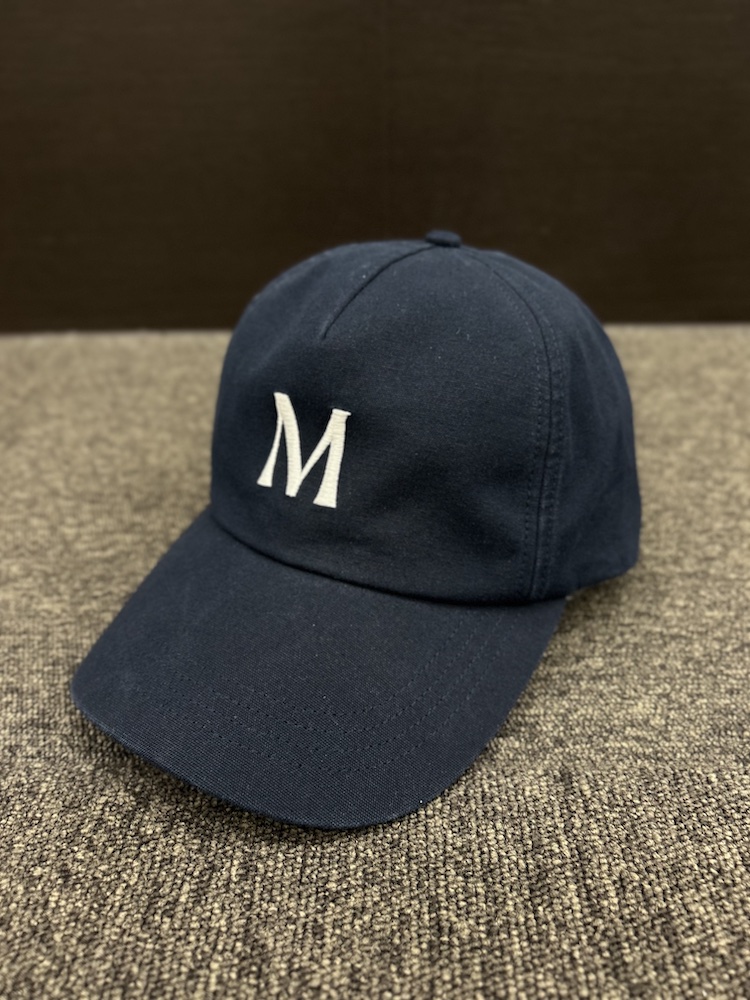 “アンフィーロ”のレタリングキャップ