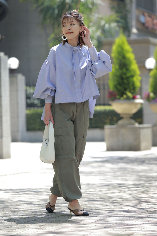 【8】カーキパンツ×青ブラウス×ミュール