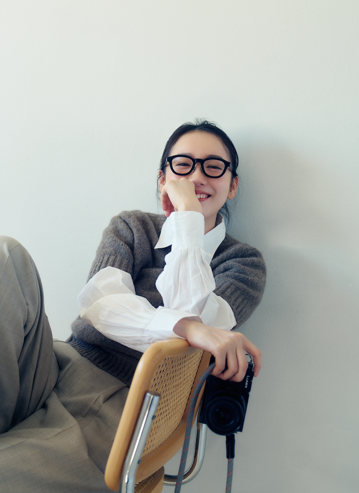 飯豊まりえさん初の写真展「日々の裏地。或いは、覚え書き。」