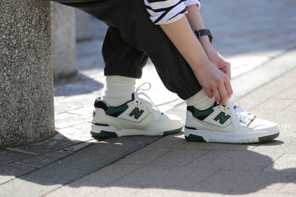 【9】黒パンツ×ボーダートップス×スニーカー