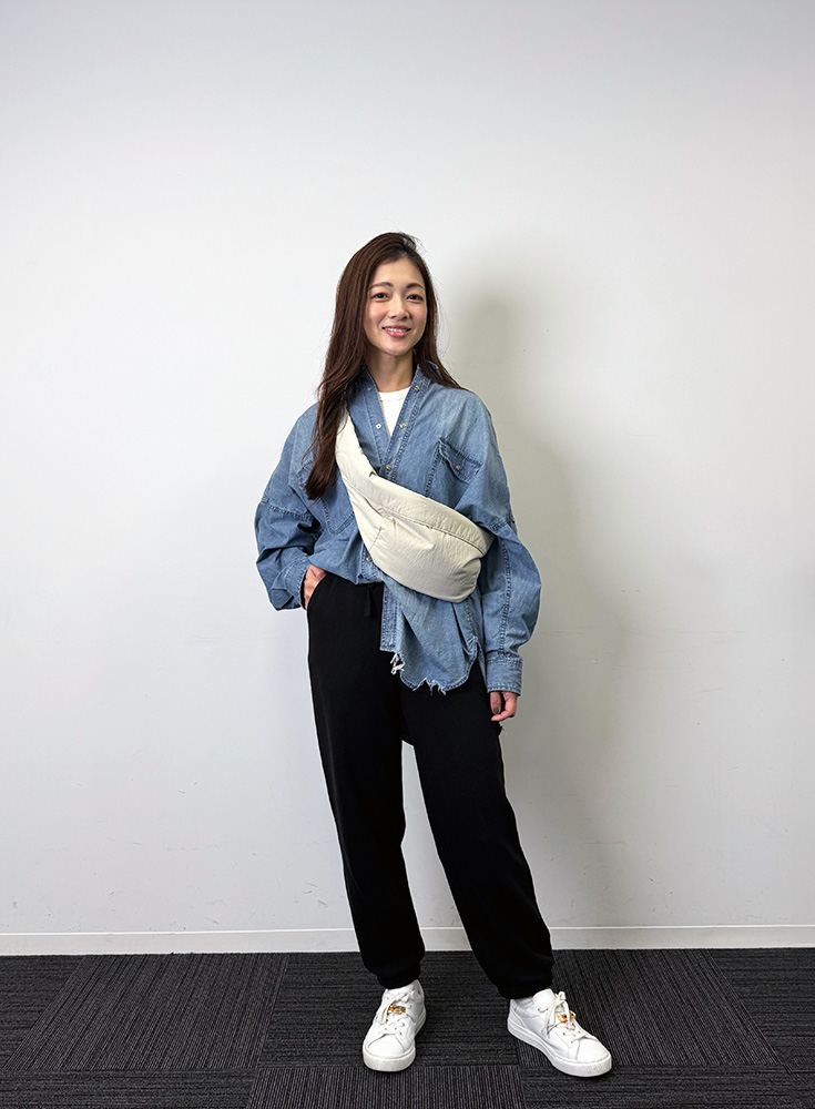 白カットソー×黒スウェットパンツ×デニムシャツ