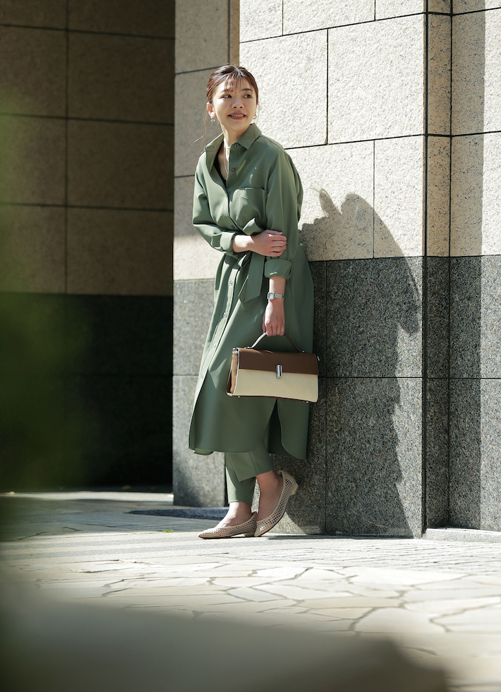 【3】カーキシャツワンピース×メッシュパンプス