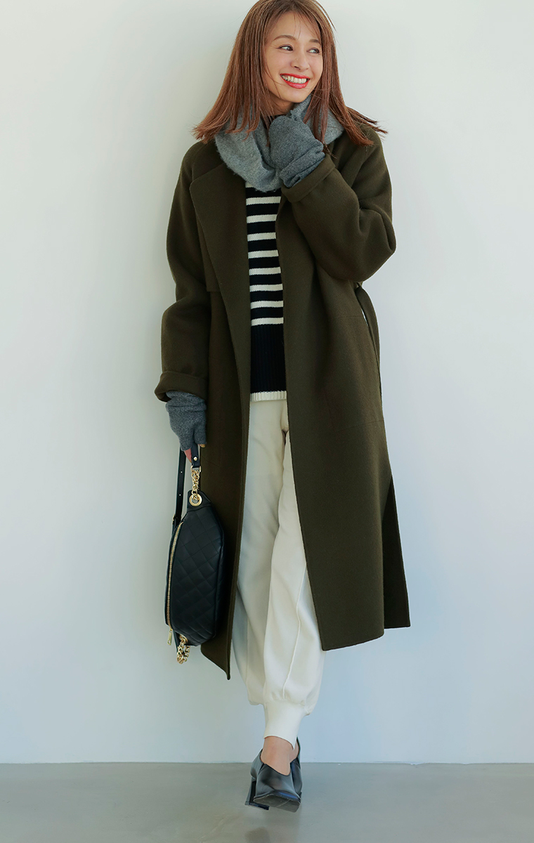 カーキブラウンロングコート×ボーダーニット×白パンツ