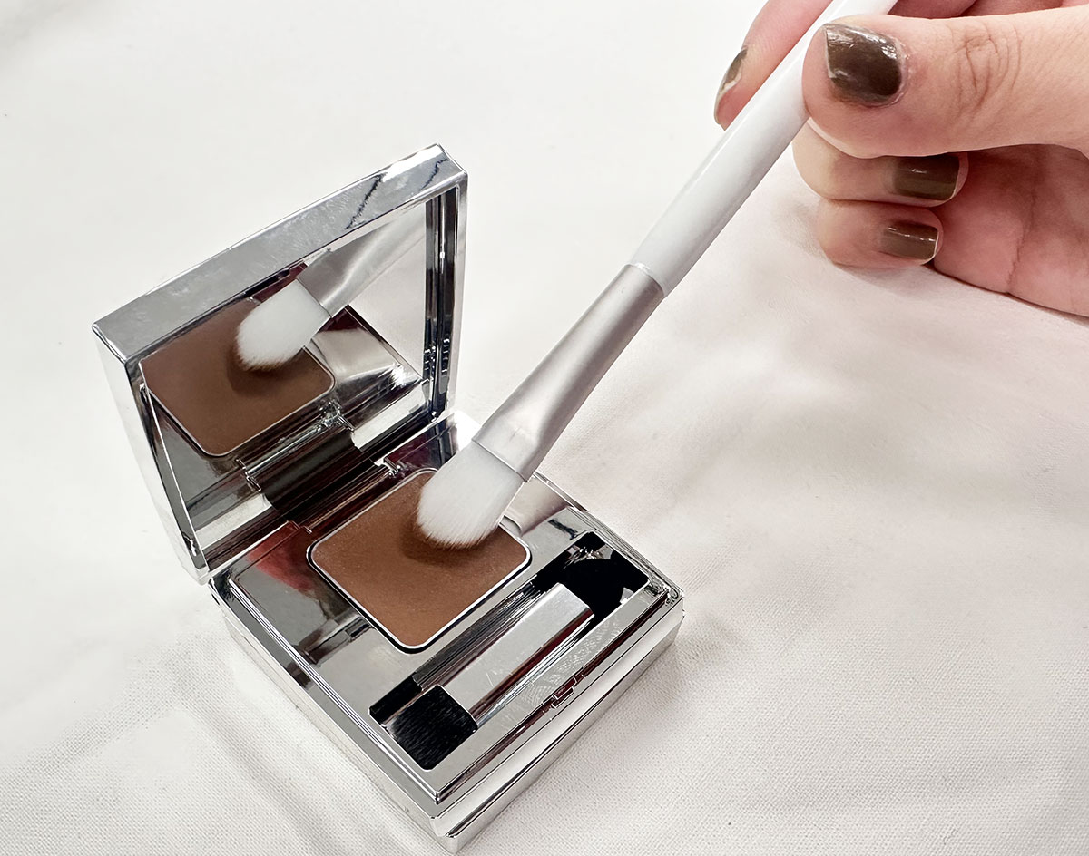 アイシャドウに筆を置いている様子