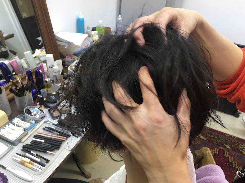 細かな束のミックス巻きで無造作ウエーブに！