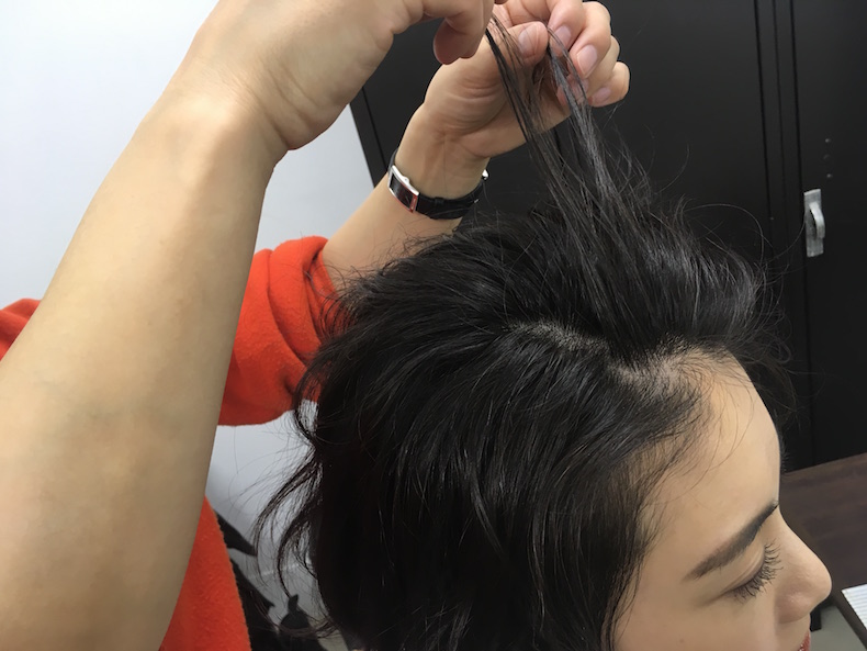 細かな束のミックス巻きで無造作ウエーブに！