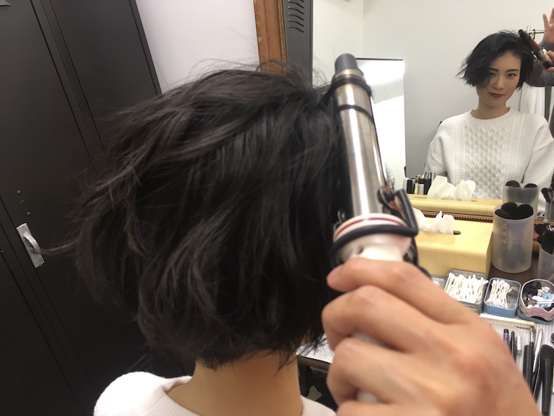 細かな束のミックス巻きで無造作ウエーブに！