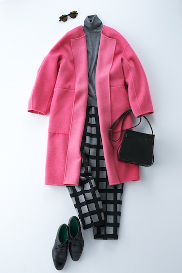 グレーのタートルネックニットとグレー地に太いチェック柄のパンツに、鮮やかなピンクのロングコートをはおったコーデ写真