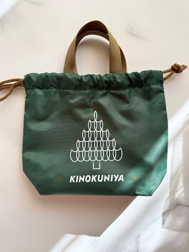 スイーツバッグの裏面の写真。ツリーのイラストが描かれている