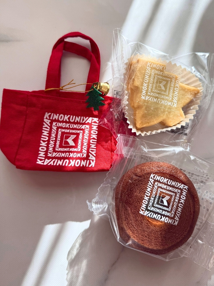 赤いミニバッグの写真とスイーツの写真